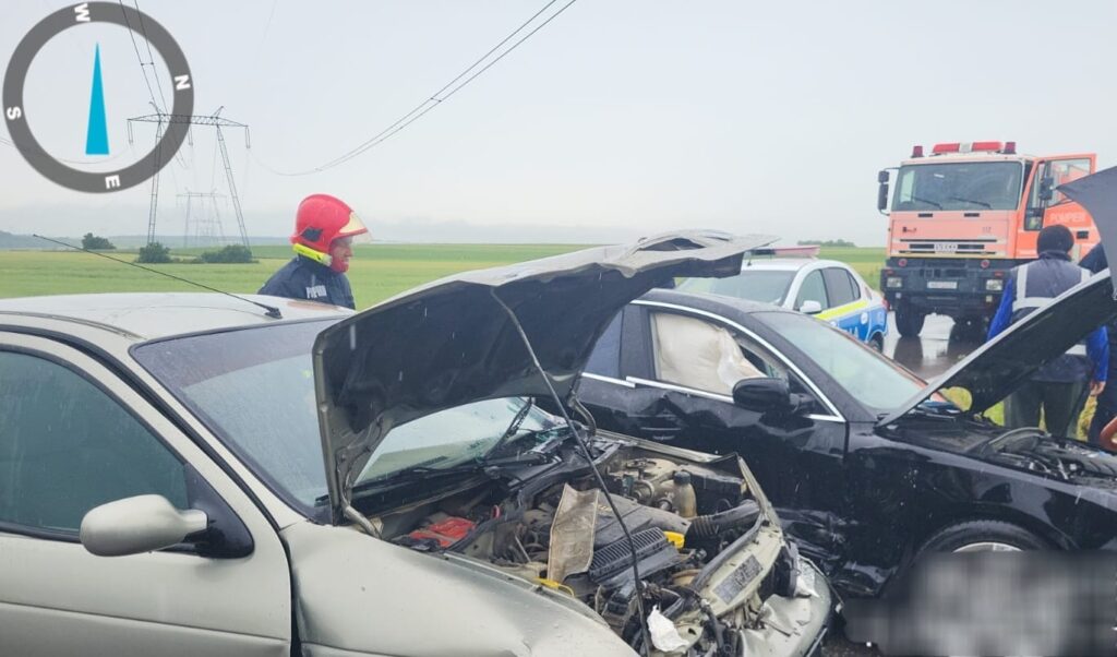 Accident cu trei victime la Negrași! Două persoane au fost transportate la spital în urma impactului dintre două autoturisme
