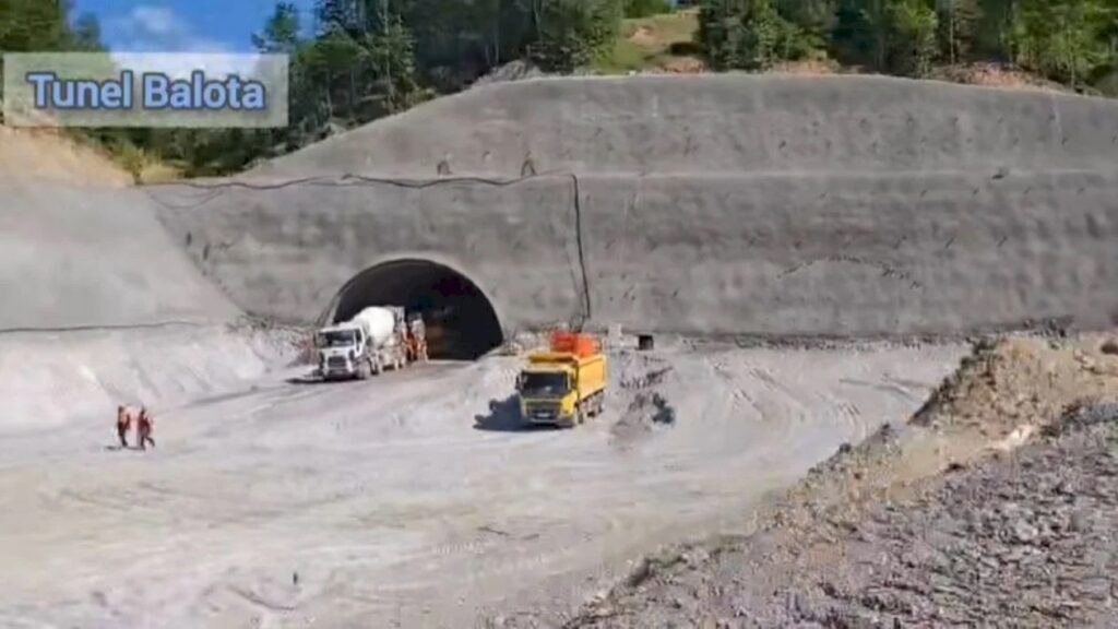 A1 Sibiu – Pitești: Au început săpăturile la al treilea tunel de pe Secțiunea 2. Peste 500 de muncitori pe șantierul dintre munți