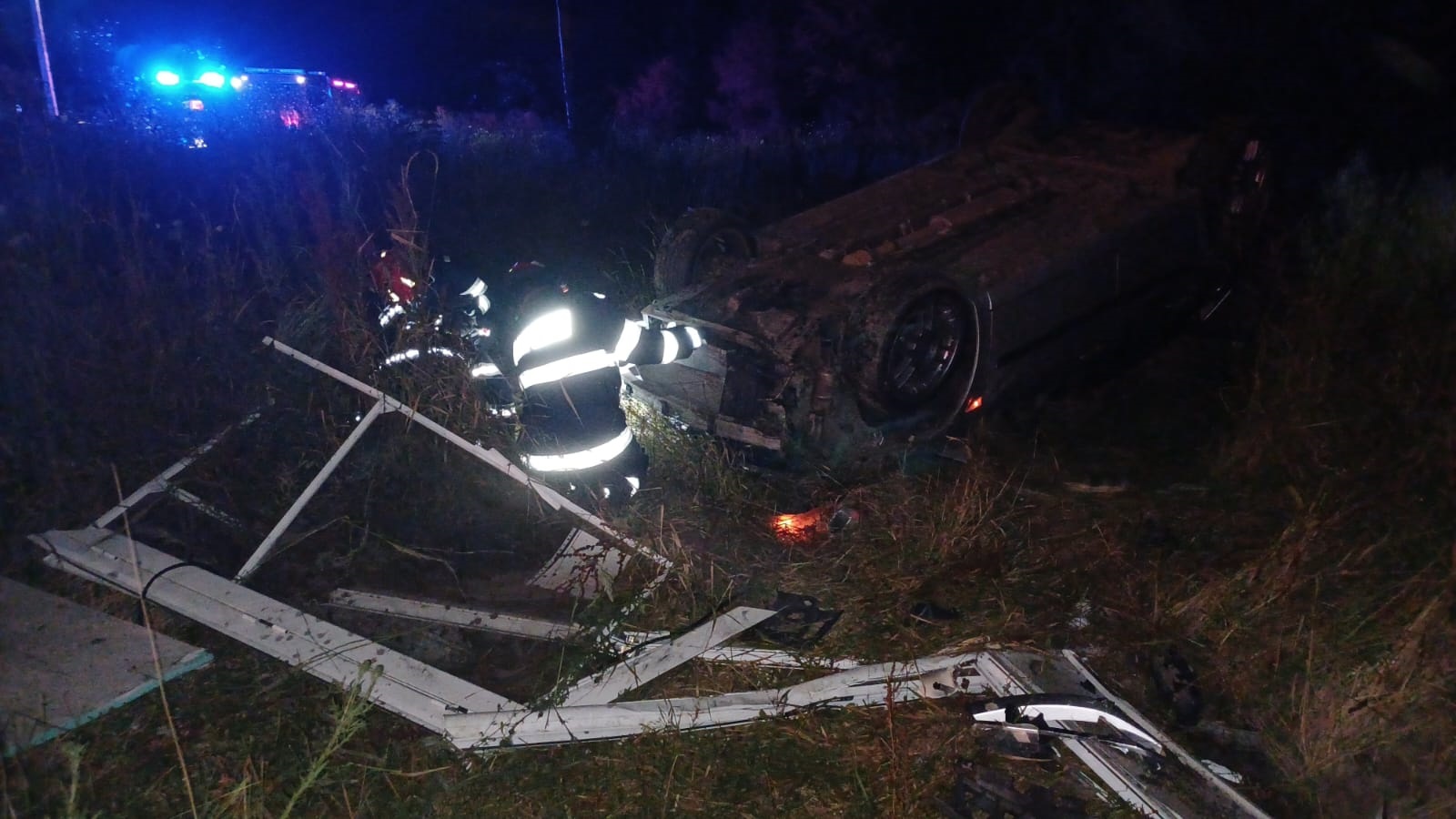 Accident rutier în Buzoești: un șofer beat a lovit o tonetă de înghețată, răsturnându-se cu mașina și rănind doi tineri.