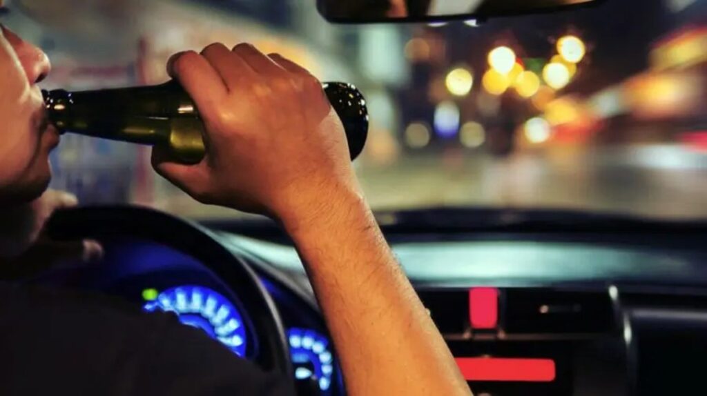 Băut turtă la volanul unui vehicul electric! A intrat cu mașina direct în porțile unei case