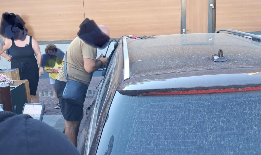 Intervenție contra cronometru pe Bulevardul Republicii! Bebeluș blocat în mașină, salvat de polițiștii locali din Pitești