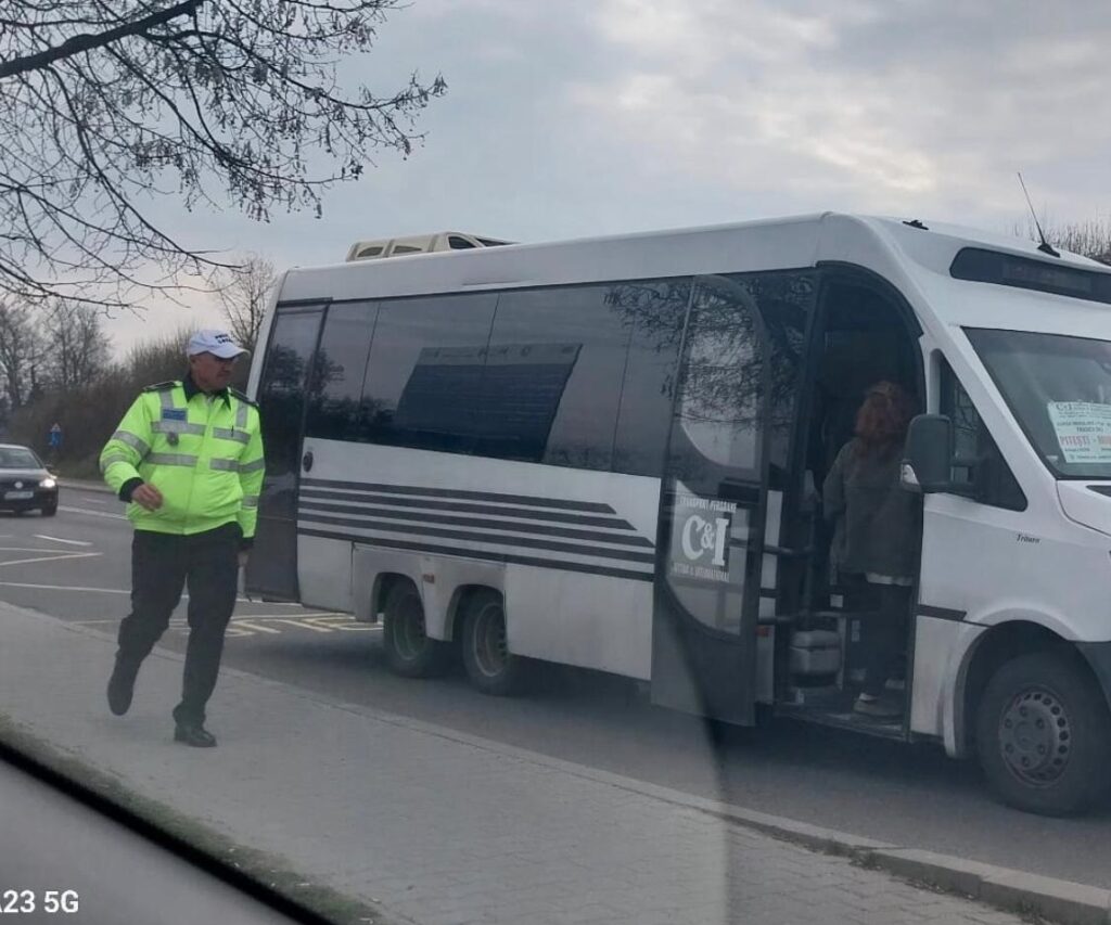 Razie printre transportatorii maxi-taxi în Pitești! Amenzi usturătoare pentru operatorii care circulau fără aviz
