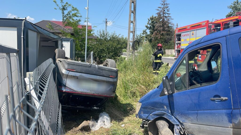 Mașină răsturnată pe plafon la Lunca Corbului, după un impact între două autovehicule