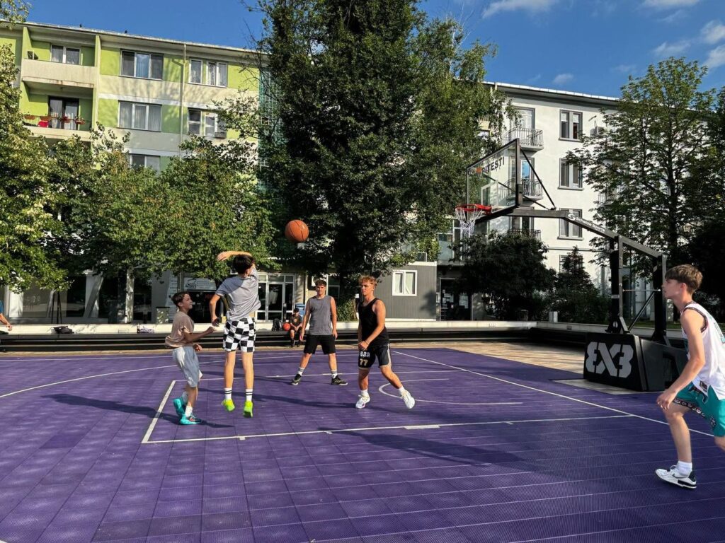 Baschetul revine în centrul Piteștiului! Terenul modular 3×3 este relocat în Piața Primăriei