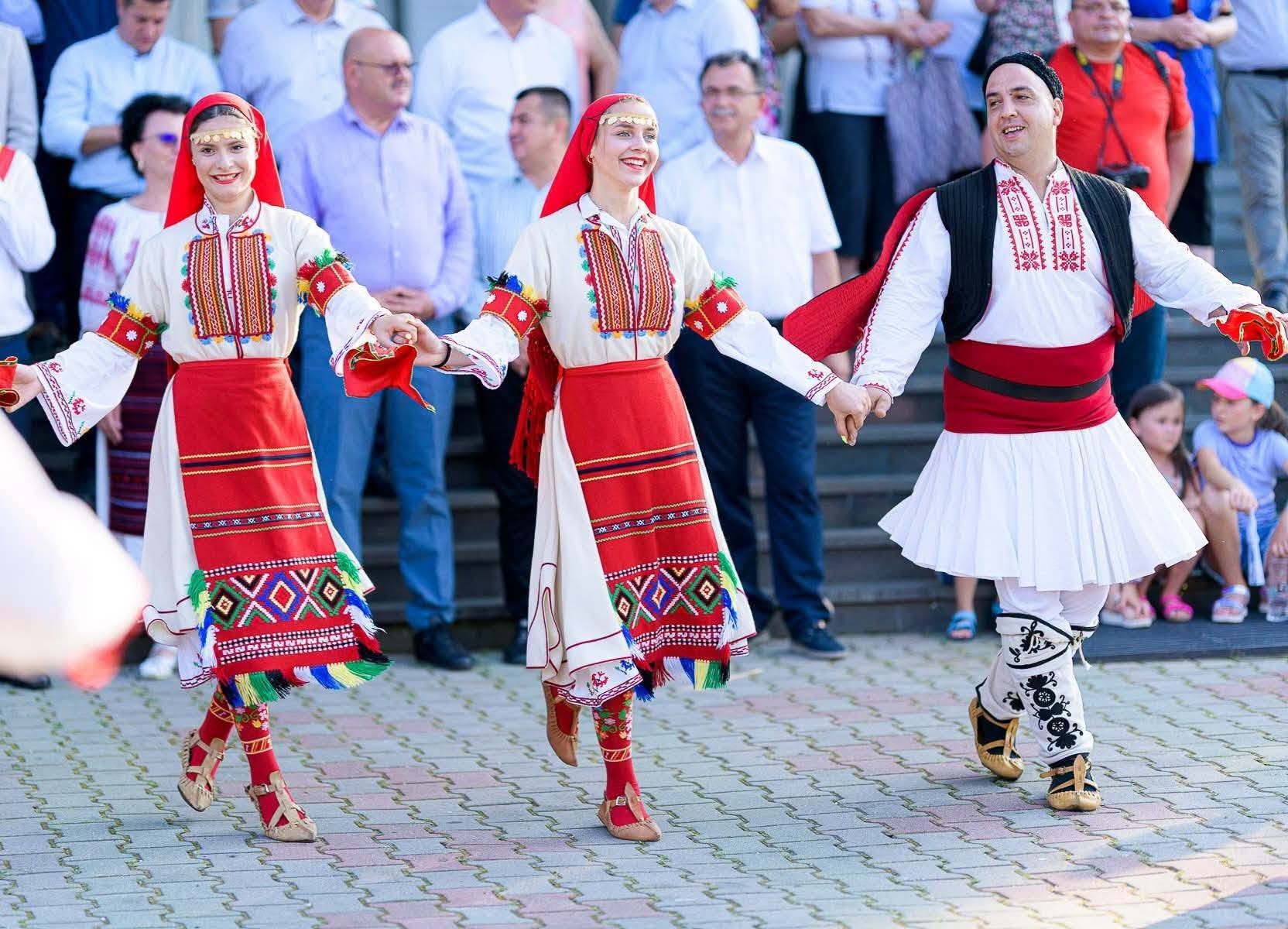 Festivalul Internațional de Folclor „Carpați” aduce tradițiile lumii în Mioveni sâmbătă.
