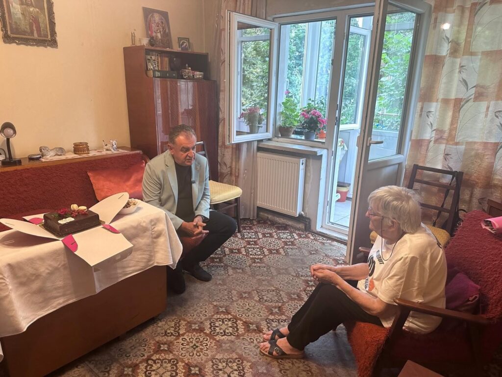 O piteșteancă a împlinit 100 de ani! Doamna Paraschiva Rădulescu, felicitată de primarul Cristian Gentea