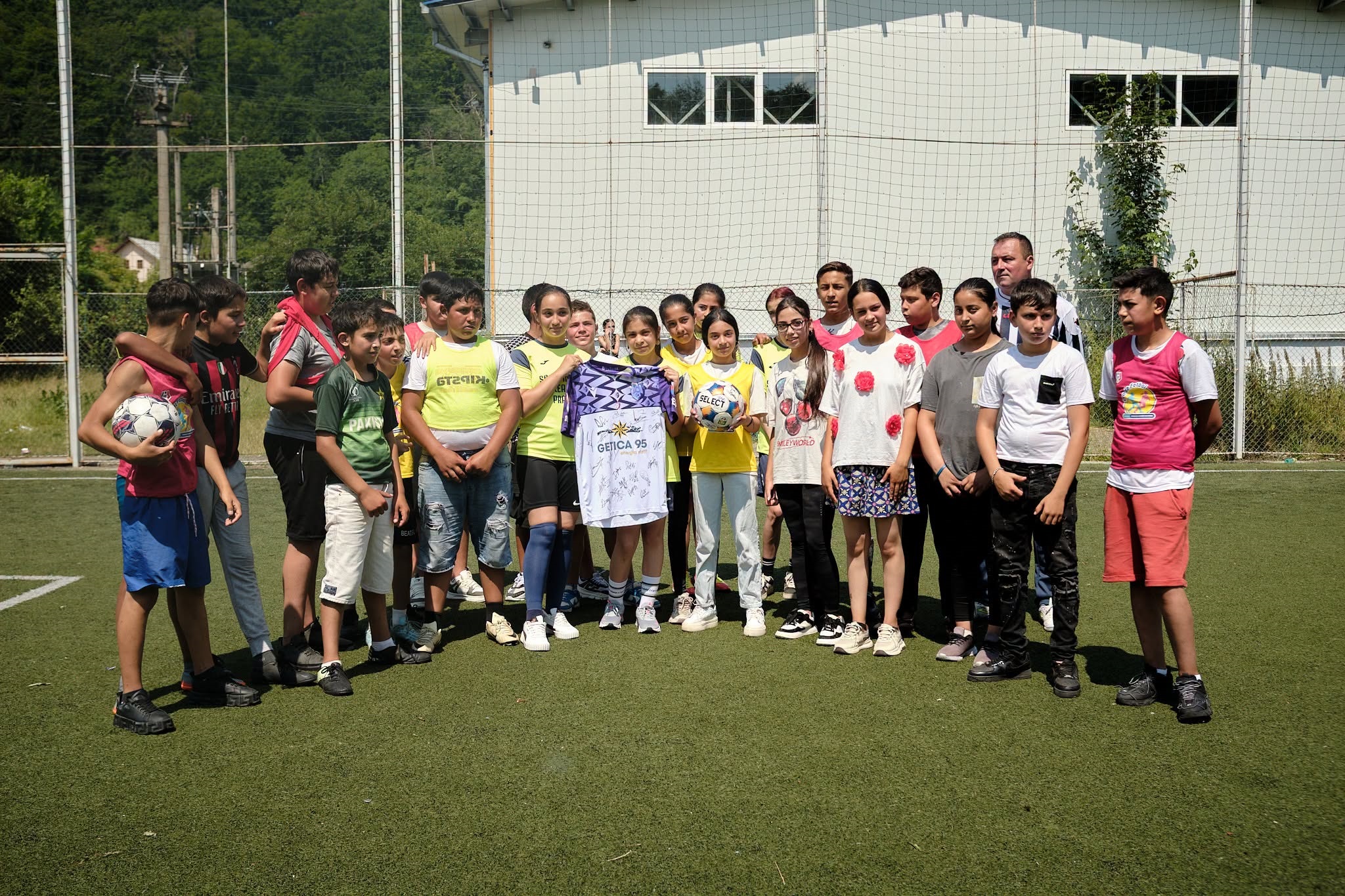 FC Argeș a adus bucurie copiilor din Valea Mare Pravăț: cadouri și mesaje de susținere în cadrul „Săptămânii Culturale”
