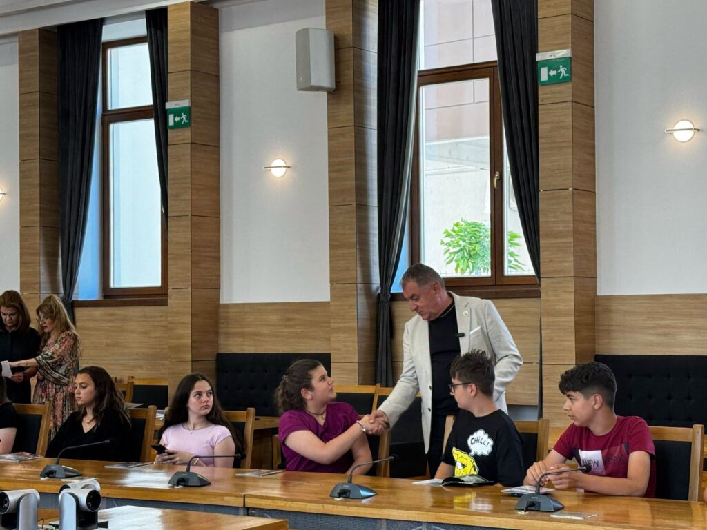 Schimb cultural de tradiție! 23 de elevi din Pitești pleacă în tabără în orașul înfrățit Kragujevac din Serbia