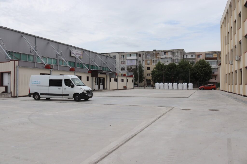 Șantier în linie dreaptă la Mioveni! Curtea Școlii „Liviu Rebreanu” se transformă complet pentru noul an școlar