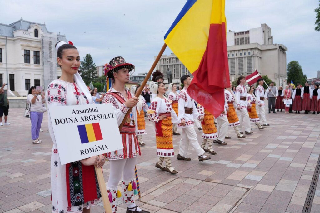 Spectacol total pe străzile din Pitești! Hora prieteniei a încheiat ediția a XXXIX-a a Festivalului Internațional de Folclor „Carpați”