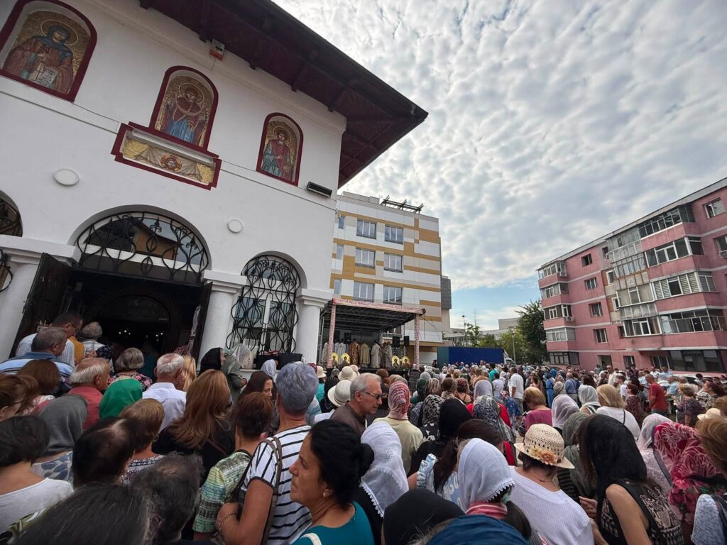 Sărbătoare la Biserica Spitalului Județean Pitești! Hramul Sfântului Pantelimon, cinstit de sute de credincioși și de conducerea spitalului
