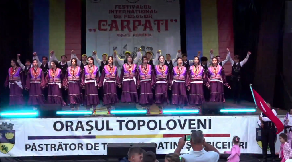 Festivalul Internațional „Carpați” a cucerit Topoloveniul! Spectacolul folcloric continuă la Costești, Mioveni și Pitești