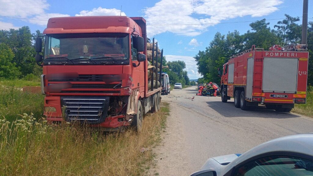 Autoturism zdrobit de un camion la Aninoasa! O persoană a ajuns la spital