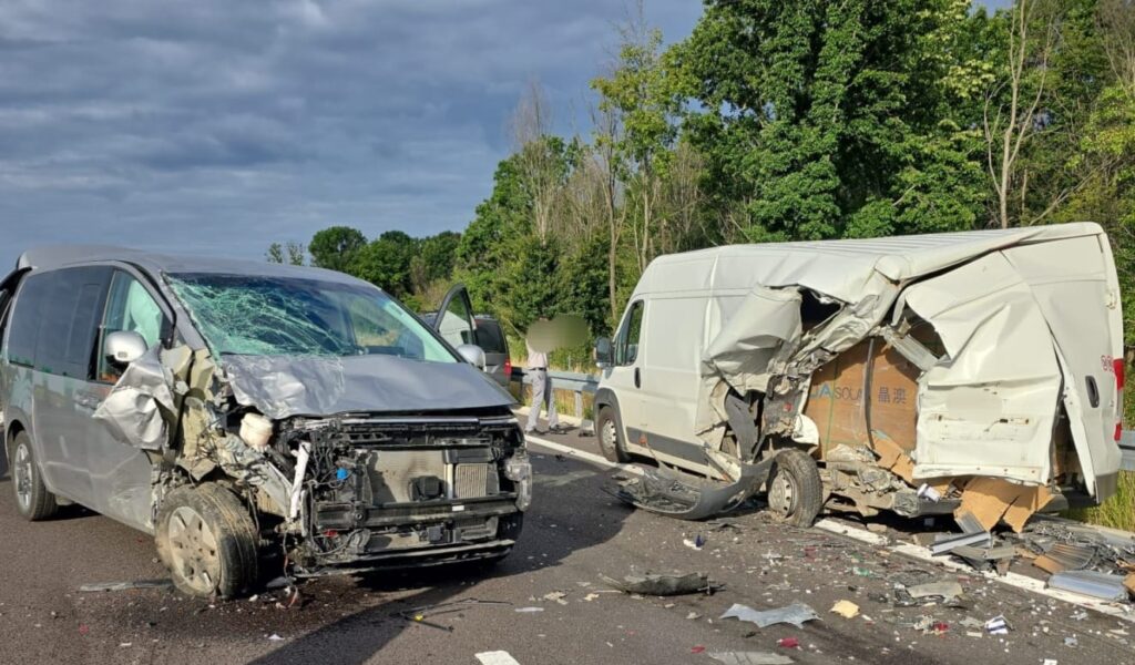 Accident pe DX12, la Albota! Două mașini s-au ciocnit violent
