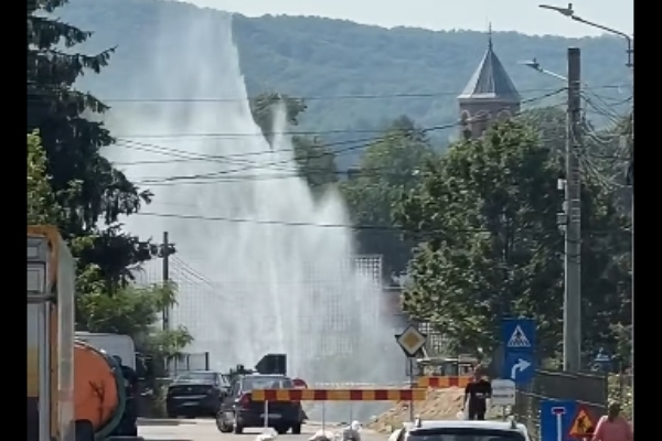 Curtea de Argeș: Intervenție rapidă după spargerea unei conducte de apă