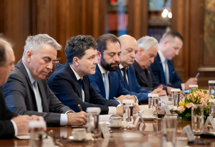 Cine este candidatul de consens în negocierile pentru premier?