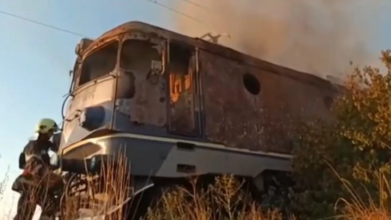 Locomotivă cuprinsă de flăcări în Argeș, la Stâlpeni