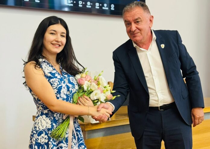 Mara Stan, singura elevă cu nota 10 la BAC, a fost premiată de Primăria Pitești