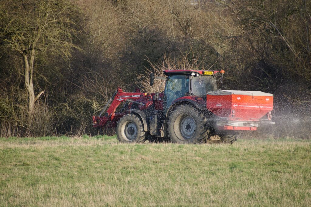 Prins băut la volanul unui utilaj agricol! Un bărbat din Bârla s-a ales cu dosar penal