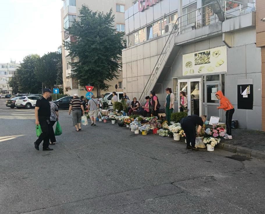 Razie la piețele din Pitești! Zece persoane au fost amendate după ce au fost prinse vânzând lapte, brânză și ouă direct pe trotuar sau din portbagaje