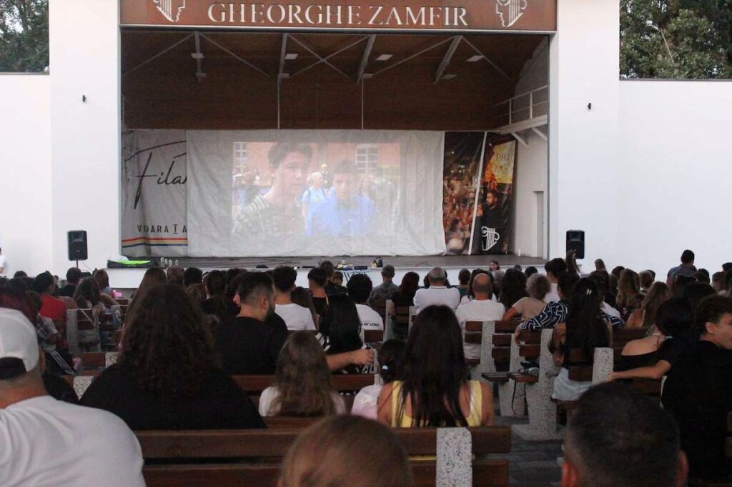 Sute de piteșteni la deschiderea Film Fest în Parcul Ștrand!