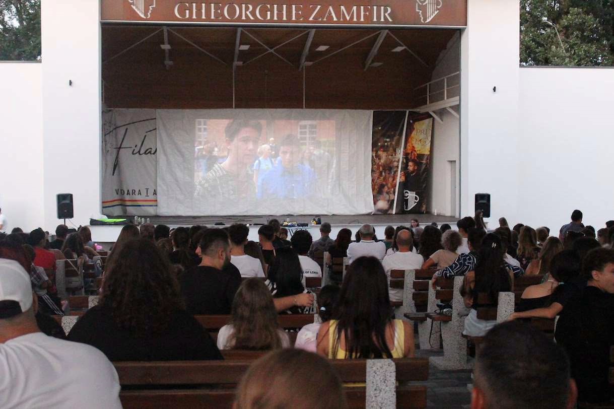 Sute de locuitori ai Piteștiului au participat la inaugurarea Film Fest din Parcul Ștrand!