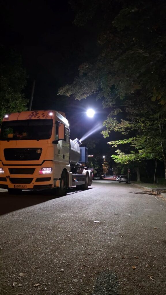 Acțiune masivă de dezinsecție în Pitești! Tunuri de pulverizare folosite în tot orașul pentru combaterea insectelor