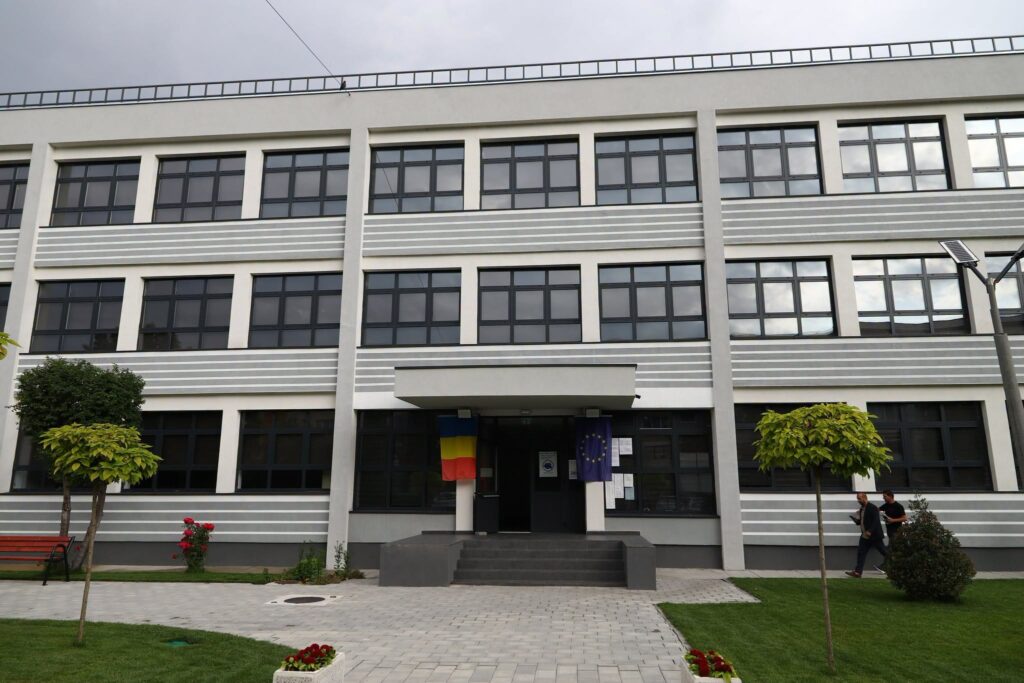 Investiție în educație la Pitești! Sala de sport a Liceului Teoretic „Ion Barbu” a fost reabilitată integral