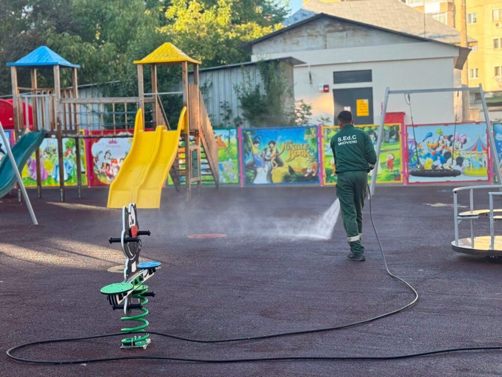Locurile de joacă din Mioveni, luate la rând pentru igienizare!