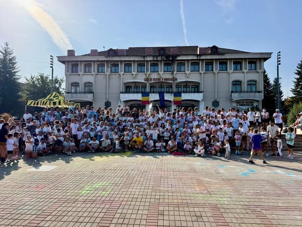 Culoare și solidaritate la prima ediție „Mioveni Color Fest”: peste 400 de persoane s-au mobilizat pentru o cauză caritabilă