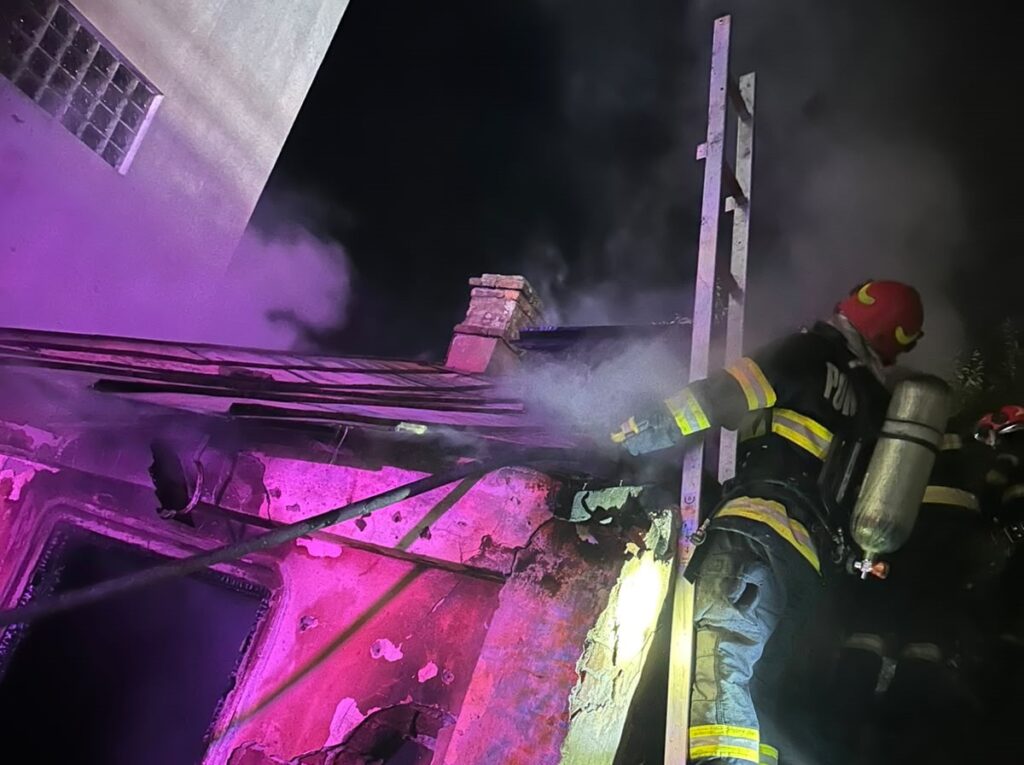 Incendiu tragic la Pitești! O persoană a fost găsită carbonizată într-o clădire părăsită