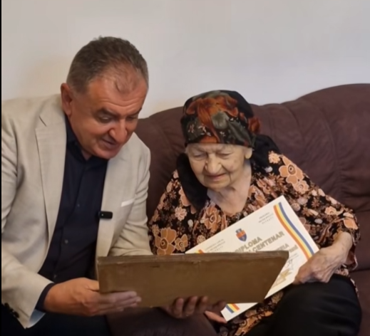 Primarul Cristian Gentea, omagiu pentru o piteșteancă la împlinirea a 100 de ani: „O poveste care merită ascultată!”