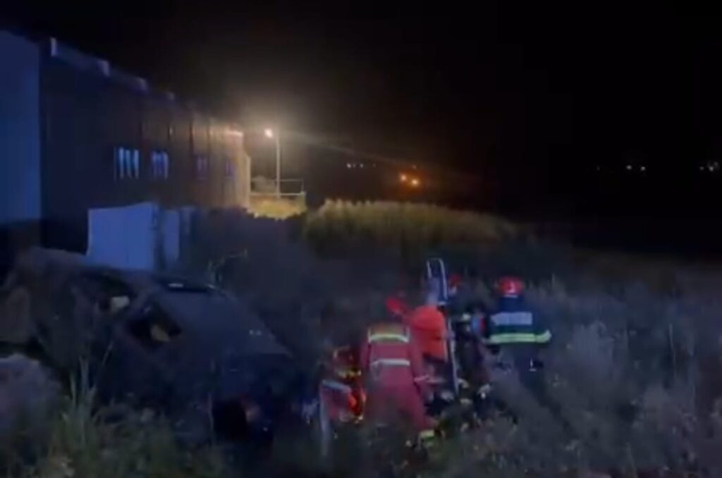Accident grav la Micești! Patru bărbați la spital după ce o mașină s-a răsturnat în afara carosabilului