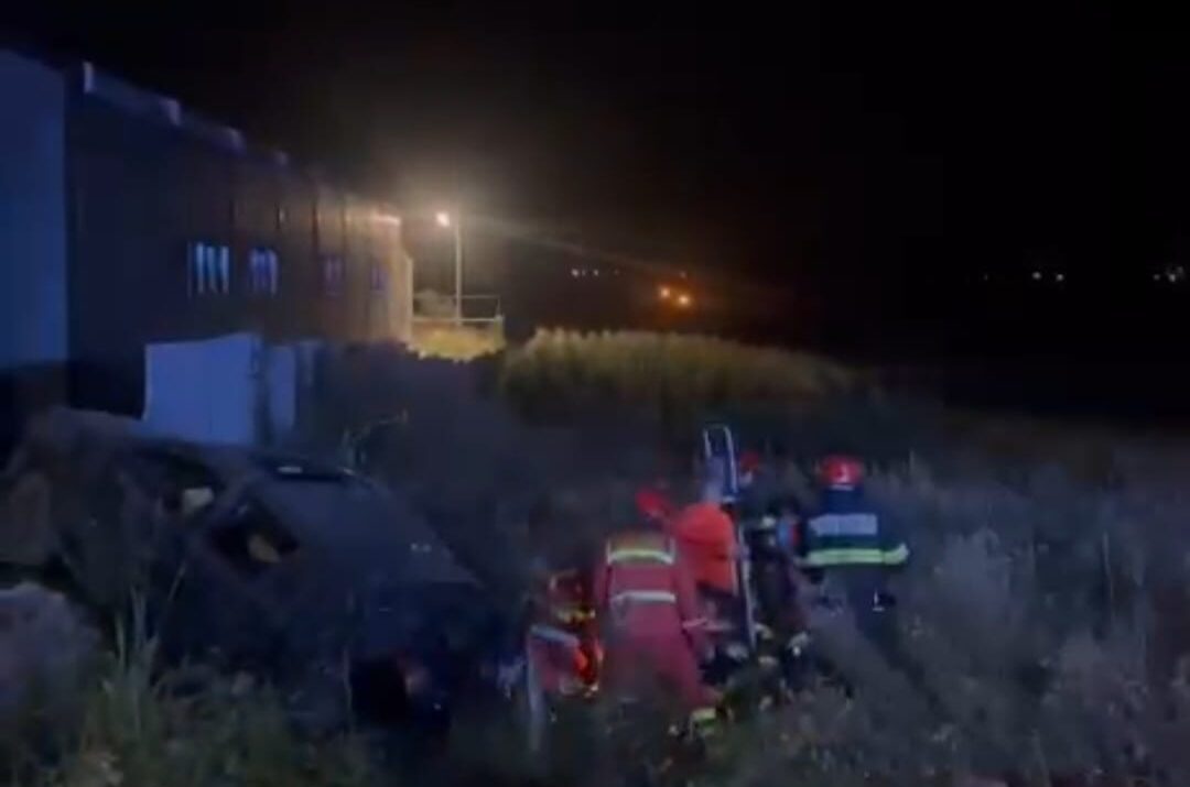 Accident rutier în Micești: patru bărbați spitalizați după ce un autoturism s-a răsturnat în afara drumului