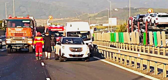 Patru persoane spitalizate în urma unui accident în lanț pe A1, spre Sibiu.