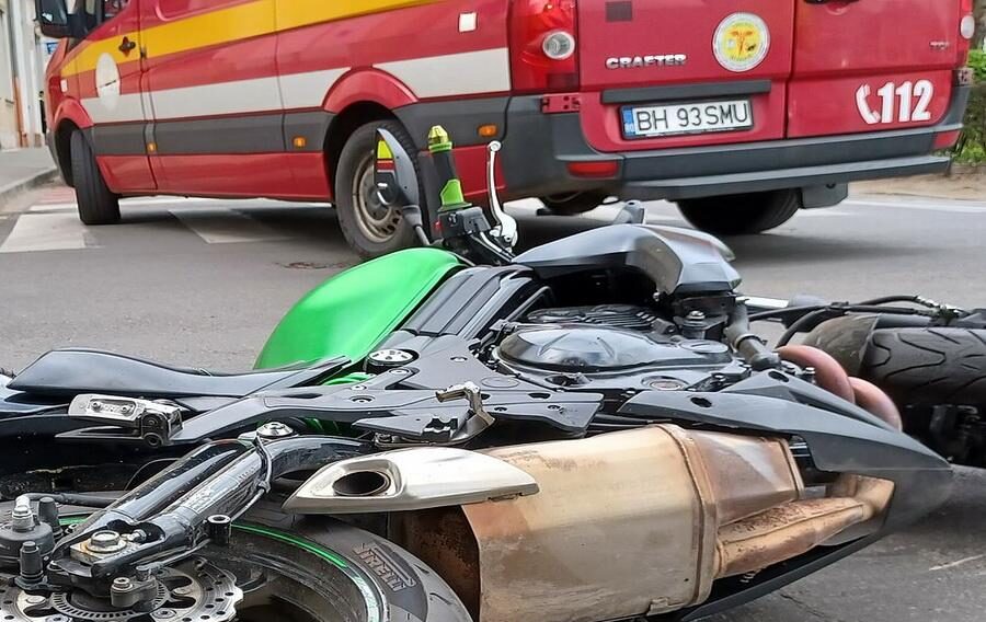 Incident rutier la Curtea de Argeș: Un motociclist a ajuns la spital cu răni.