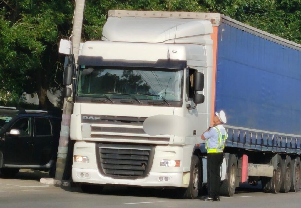 Poliția Locală Pitești a ieșit la pândă! Șoferi de camioane amendați pe capete pentru că au intrat ilegal în oraș
