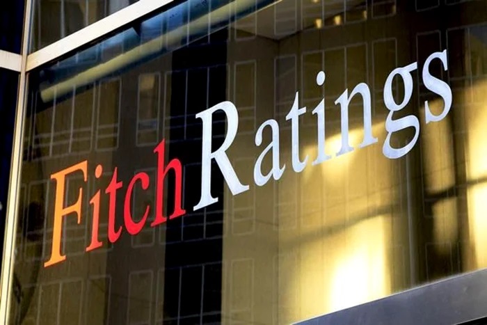 Fitch avertizează: instabilitatea politică pune presiune pe economia României!