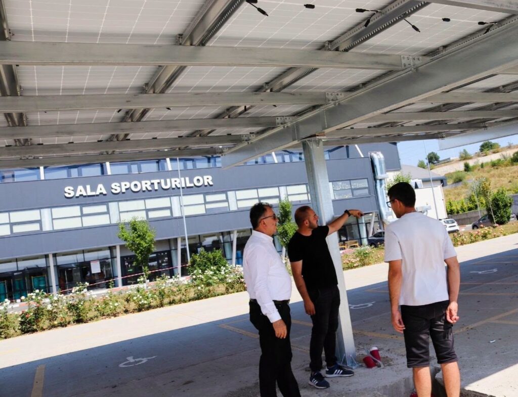 Investiție în energie verde la Mioveni! Panourile fotovoltaice de la Sala Sporturilor și Stația de Epurare au fost montate