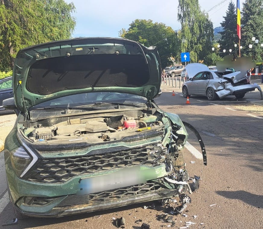 Coliziune între două autovehicule în Corbeni: O tânără de 21 de ani a fost spitalizată