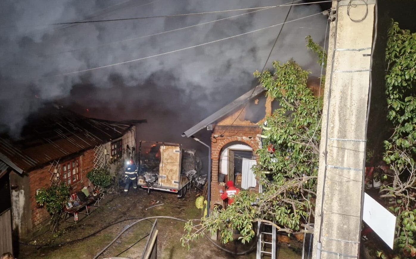 Incendiu devastator la Albeștii de Argeș! Două case, anexe și 60 de tone de furaje mistuite de flăcări