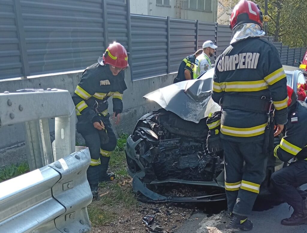 Accident pe DN73, la Valea Mare Pravăț! Un autoturism s-a izbit de un parapet metalic
