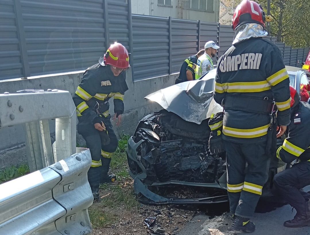 Accident pe DN73, în zona Valea Mare Pravăț: un autoturism a lovit parapetul de protecție