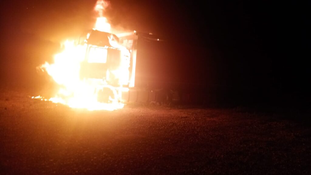 Incendiu la un autocamion, în comuna Vedea. Pompierii au intervenit pentru stingerea flăcărilor