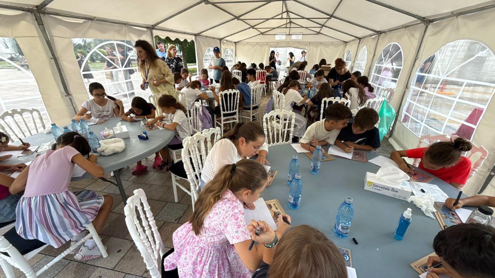 Vernisajul Expoziției IconArT 2026, cu icoane pe sticlă pictate de copii, are loc în Piața Primăriei din Pitești, de la ora 18:00.