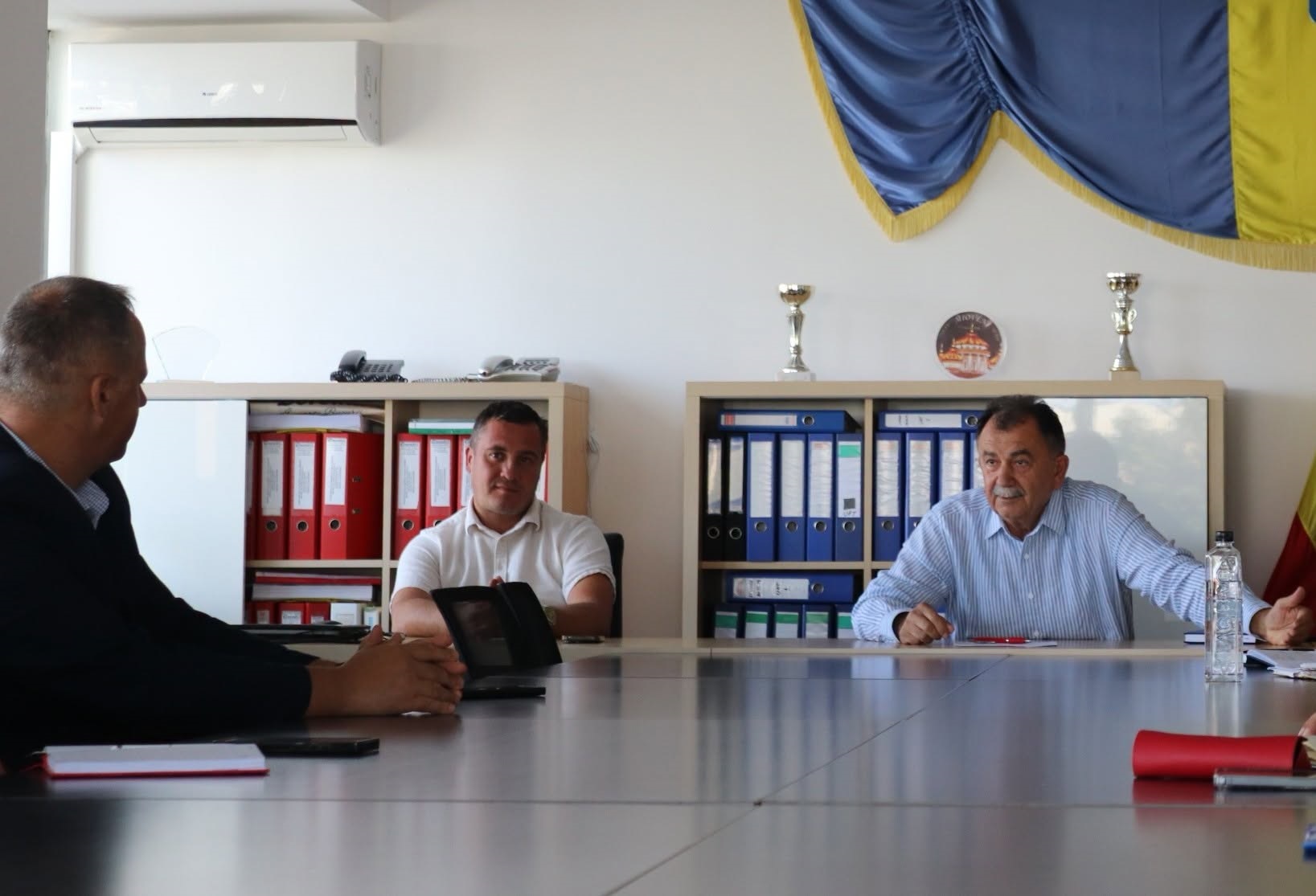 Mioveni: Conducerea orașului dezbate siguranța, căldura și fondurile școlilor