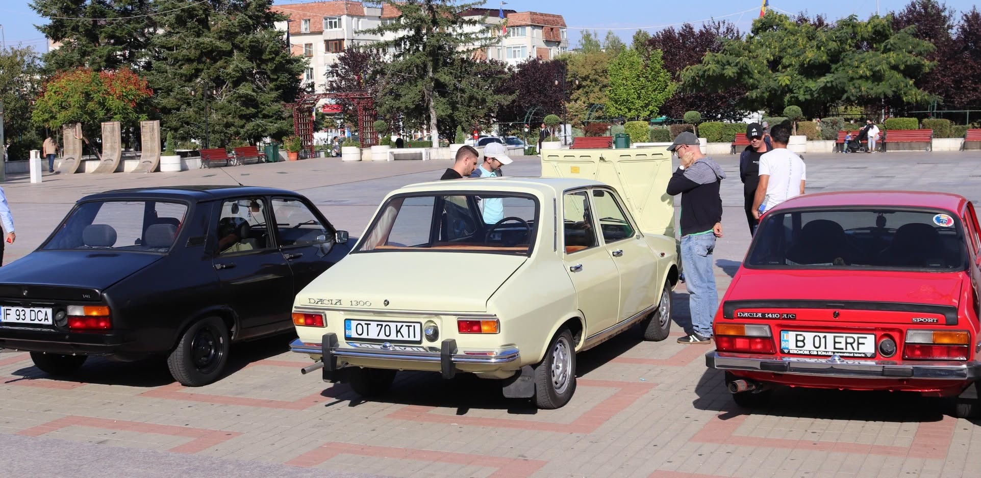 Expoziție de mașini retro în Centrul Civic Mioveni!