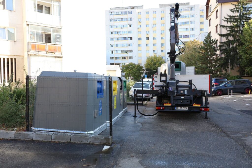 Piteștiul modernizează colectarea deșeurilor! Prima insulă ecologică digitalizată a fost amplasată pe strada Banat