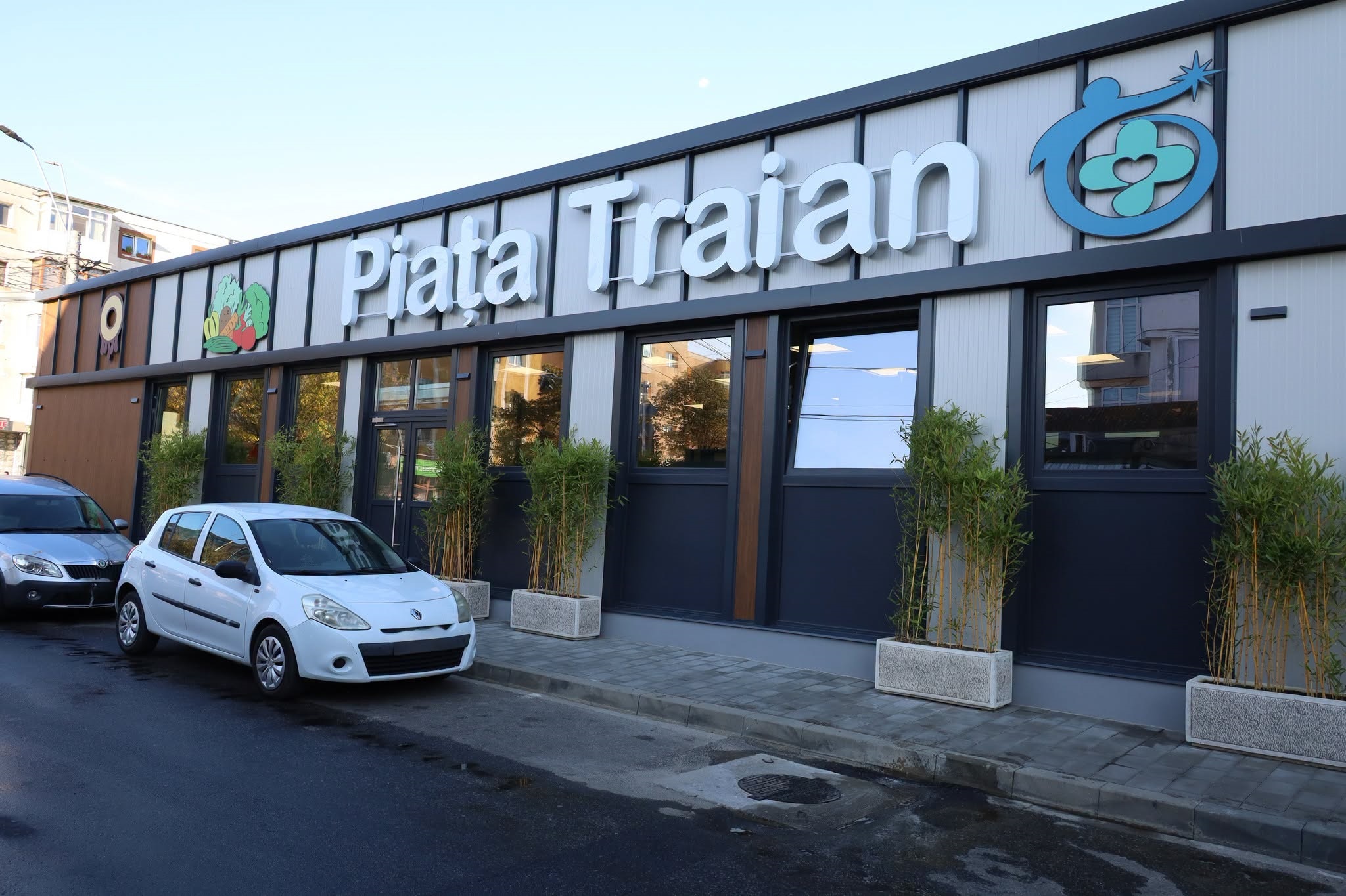Piața Traian din Pitești renaște: Spațiul modernizat îi aduce înapoi pe producătorii și cumpărătorii locali
