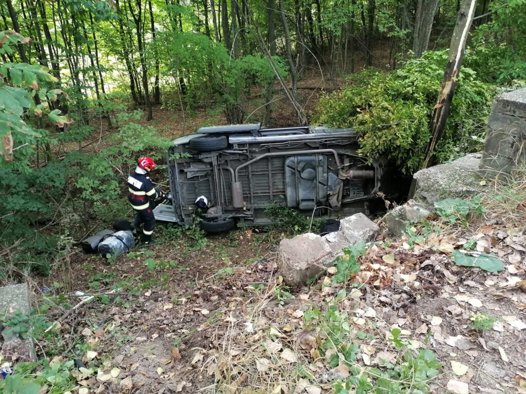 Argeș – Mașină răsturnată în afara carosabilului! Patru persoane au ajuns la spital